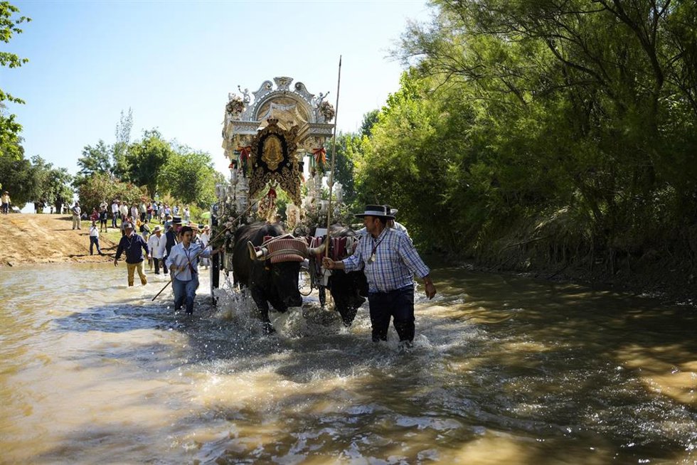 La Hermandad del Rocío de Málaga-La Caleta cruza el Vado del Quema en el término municipal de Aznalcázar.