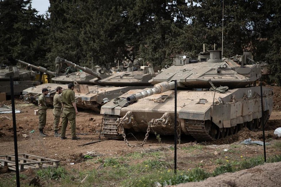 Archivo - Tropas israelíes en su frontera norte con Líbano