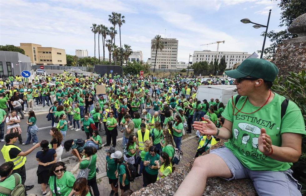 Decenas de personas se concentran frente a la sede de la Consellería de Educación. 