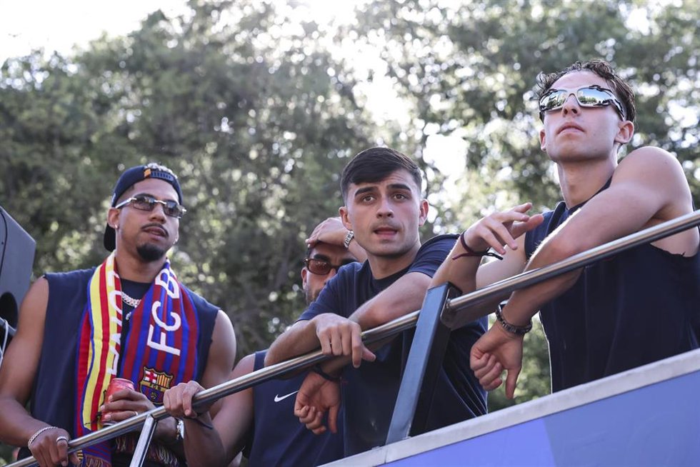 Ronald Araujo, Pedri y Fermín López en la celebración de los títulos del FC Barcelona