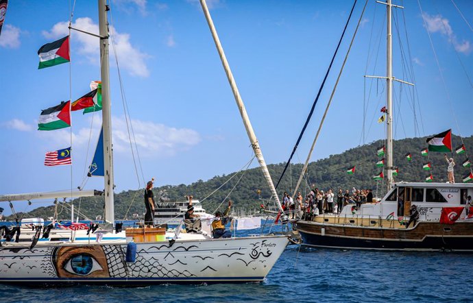 14 de maio de 2026, Marmaris, Turquia: MARMARIS, Turquia — Ativistas, jornalistas, profissionais da área médica e participantes internacionais reúnem-se a bordo de barcos e veleiros durante a partida da missão da Frota Global Sumud de Marmaris, na Turquia