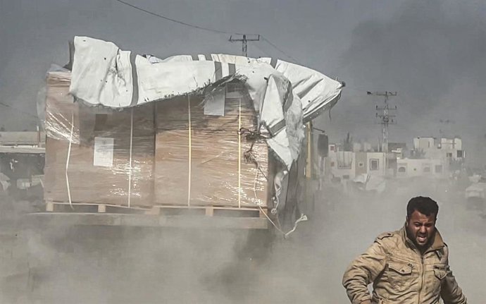 Archivo - Camiones cargados de ayuda llegan a Nuseirat, en el centro de la Franja de Gaza