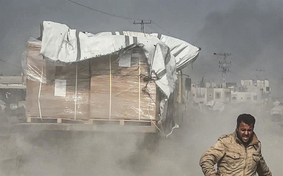 Archivo - Camiones cargados de ayuda llegan a Nuseirat, en el centro de la Franja de Gaza