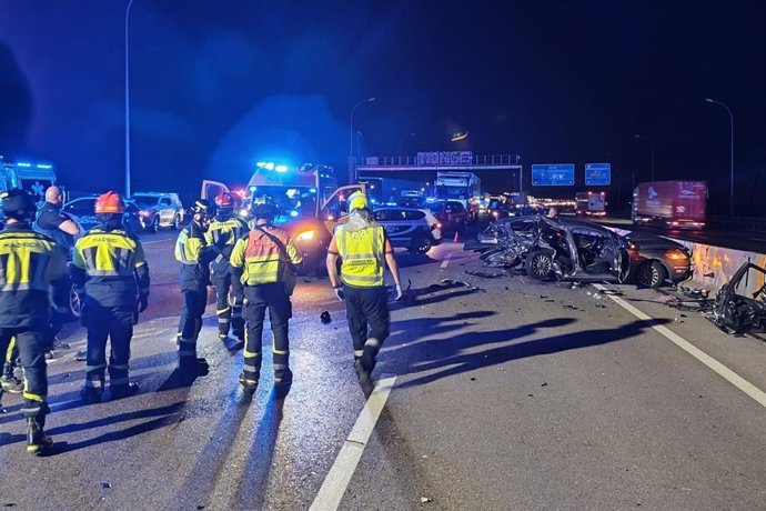 Efectivos de Bomberos y de SAMUR - Protección Civil del Ayuntamiento de Madrid, además de Policía, desplazados al lugar de un siniestro a la altura de Villa de Vallecas
