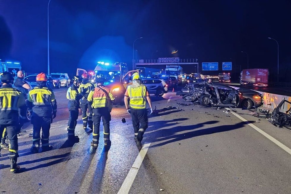 Efectivos de Bomberos y de SAMUR - Protección Civil del Ayuntamiento de Madrid, además de Policía, desplazados al lugar de un siniestro a la altura de Villa de Vallecas