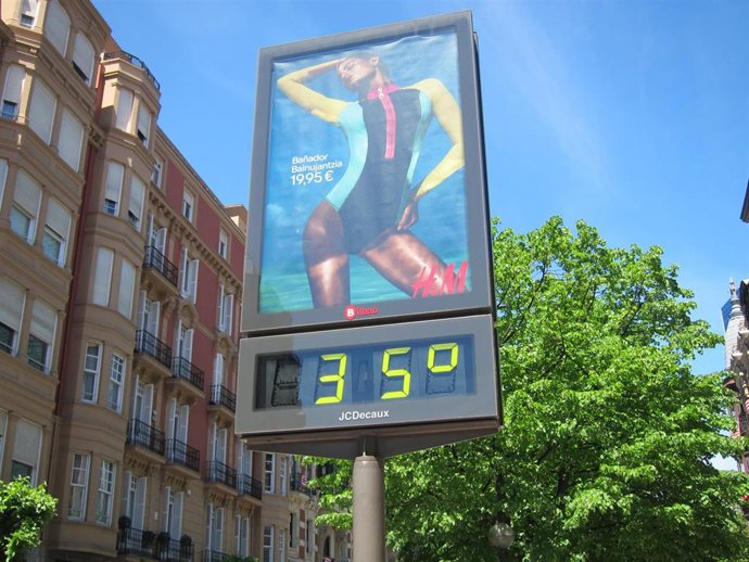 Archivo - Termómetro marca 35 grados (archivo)                          