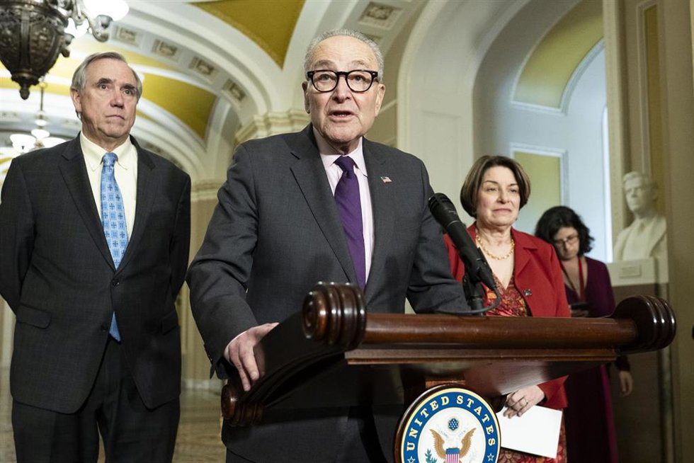 El líder de la minoría del Senado, Chuck Schumer (demócrata por Nueva York), hablando en una conferencia de prensa en el Capitolio de Estados Unidos en Washington