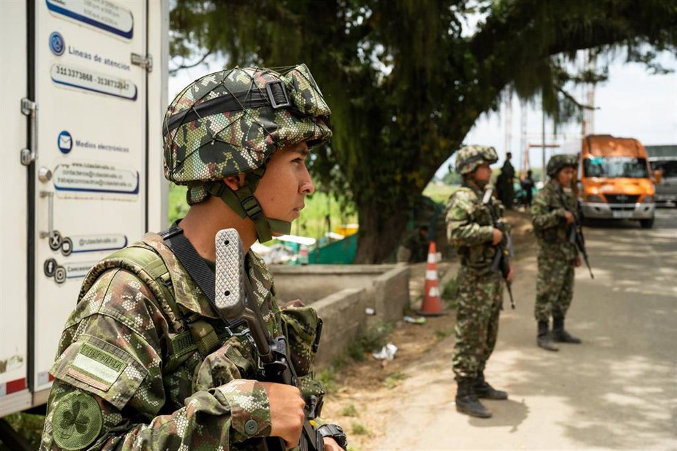 Archivo - Militares colombianos realizan varios controles en medio de diversos ataques en el Valle del Cauca, Colombia