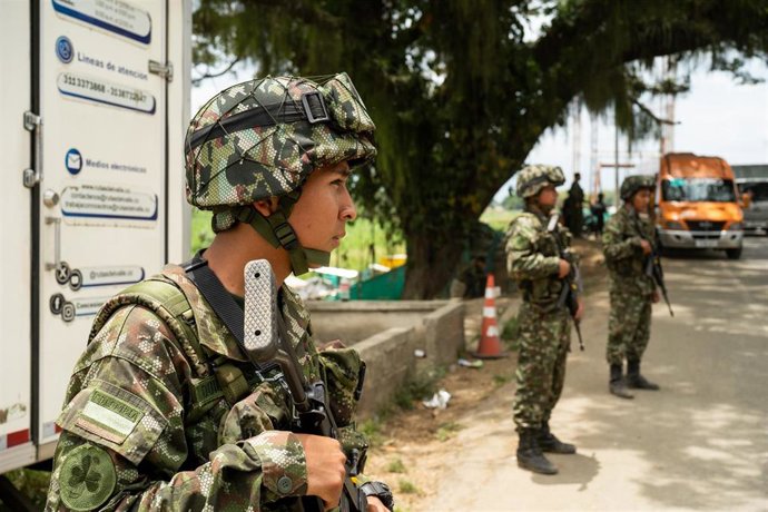 Archivo - Militares colombianos realizan varios controles en medio de diversos ataques en el Valle del Cauca, Colombia