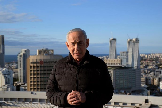 Archivo - Arquivo - TEL AVIV, 2 de março de 2026  -- O primeiro-ministro israelense Benjamin Netanyahu discursa no quartel-general militar de Kirya, em Tel Aviv, Israel, em 1º de março de 2026. O primeiro-ministro israelense Benjamin Netanyahu afirmou no 
