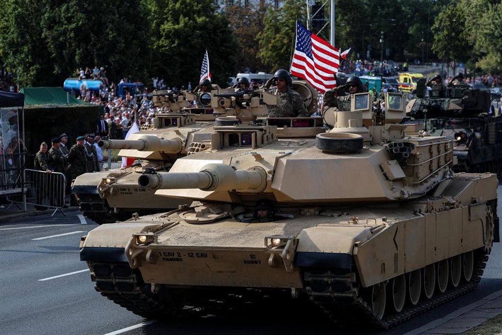 Archivo - Militares estadounidenses exhiben tanques M1A2 SEP V3 Abrams en el centro de Varsovia, la capital de Polonia, durante un desfile militar con motivo del Día del Ejército Polaco