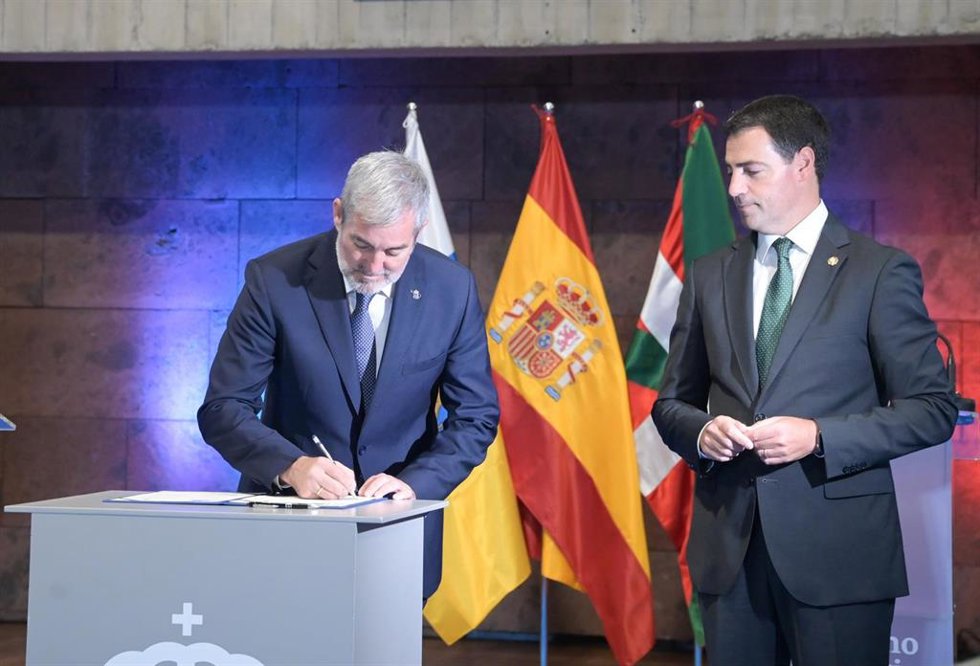 Archivo - El presidente del Gobierno de Canarias, Fernando Clavijo (i), y el Lehendakari vasco, Imanol Pradales (d), en una imagen de archivo.
