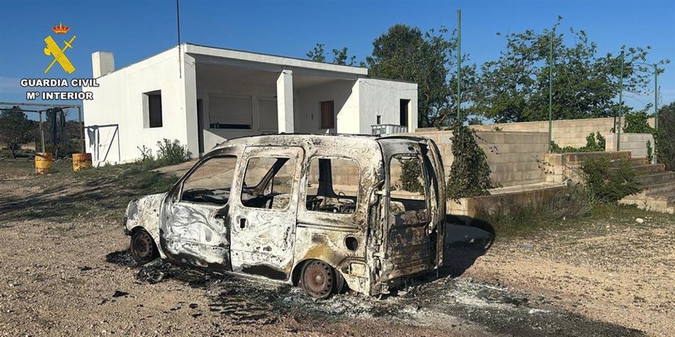 La furgoneta incendiada tras su robo.