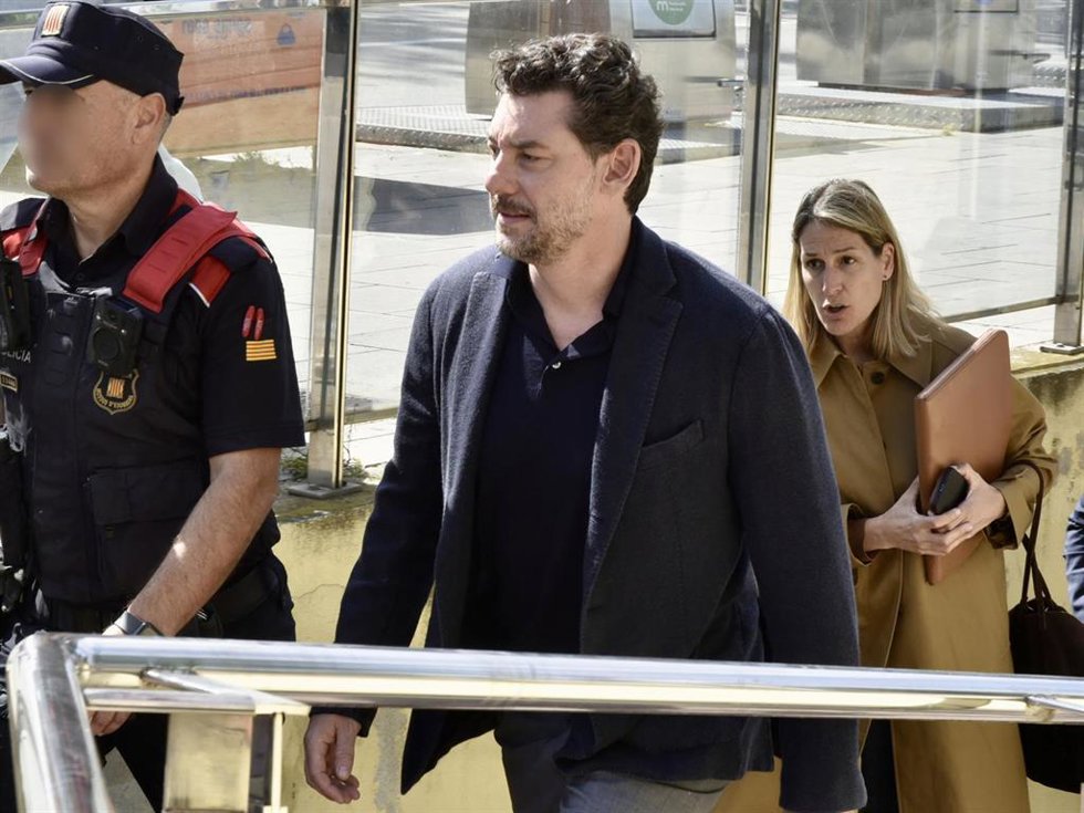 Jonathan Andic, el hijo del fundador de Mango, a su salida del Juzgado de Instrucción 5 de Martorell al hacer efectivo el pago de un millón de euros de fianza