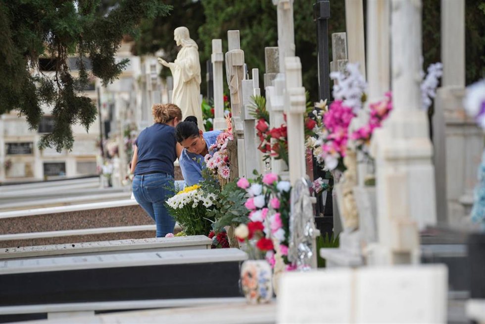 Archivo - Personas llevan flores a un ser querido, en el Cementerio de San Fernando. A 31 de octubre de 2025, en Sevilla (Andalucía, España). El cementerio de San Fernando se prepara para acoger la festividad de Todos los Santos. En la jornada previa, num