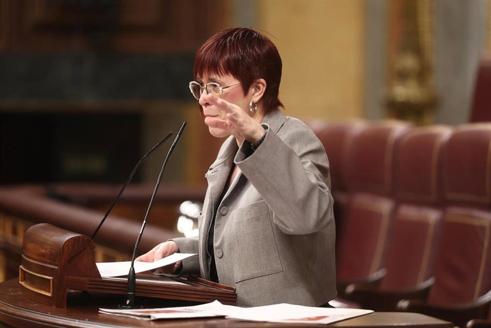 Archivo - La diputada de Compromís Águeda Mico interviene durante una sesión plenaria, en el Congreso de los Diputados, a 18 de febrero de 2026, en Madrid (España).
