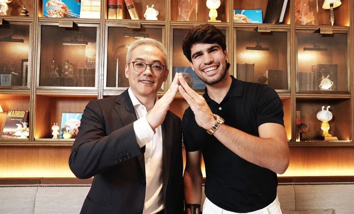 CEO de Ant International Peng Yang y Carlos Alcaraz