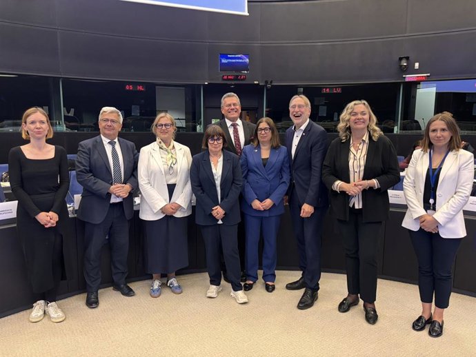 Os negociadores do Parlamento Europeu, do Conselho e da Comissão Europeia comemoram o acordo alcançado na madrugada para implementar o acordo tarifário entre a UE e os Estados Unidos.