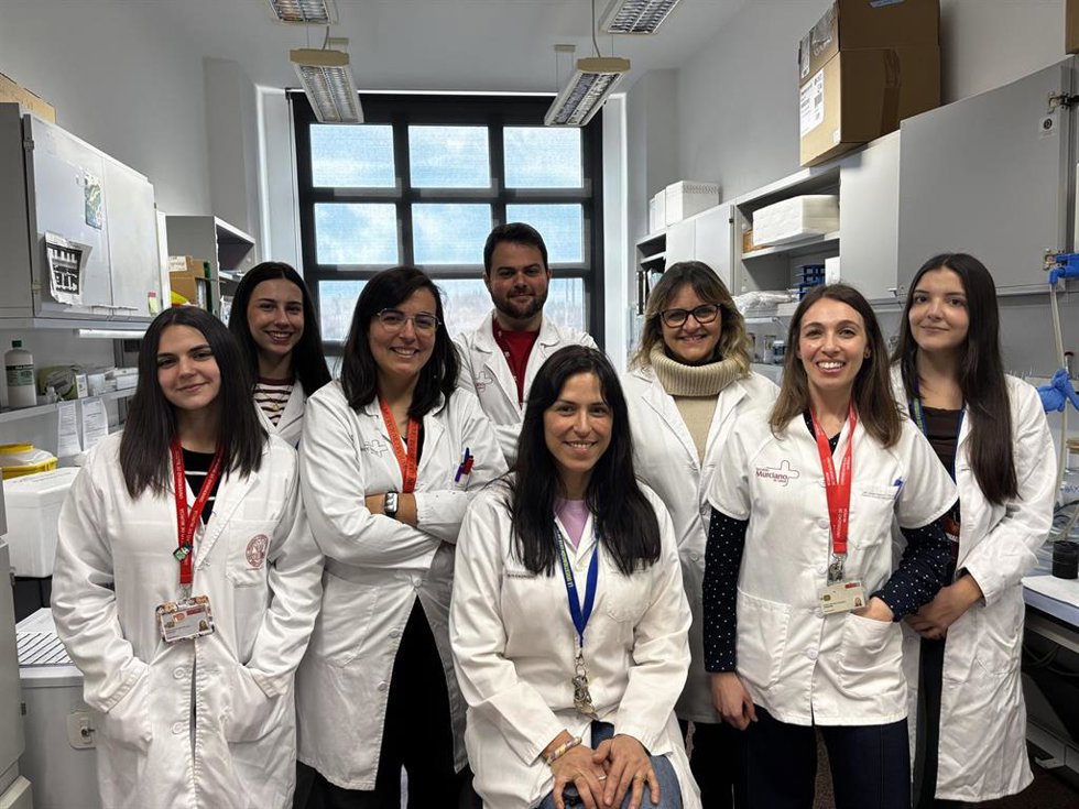 La Dra. Valdor (En El Centro) Junto A Miembros De Su Equipo De Investigación UMU-IMIB; En La Parte De Atrás, De Izda A Derecha, Isabel María Martínez (Coautora Del Trabajo), María Dolores Salinas Hidalgo, Elena Naranjo Y María Luisa Molina