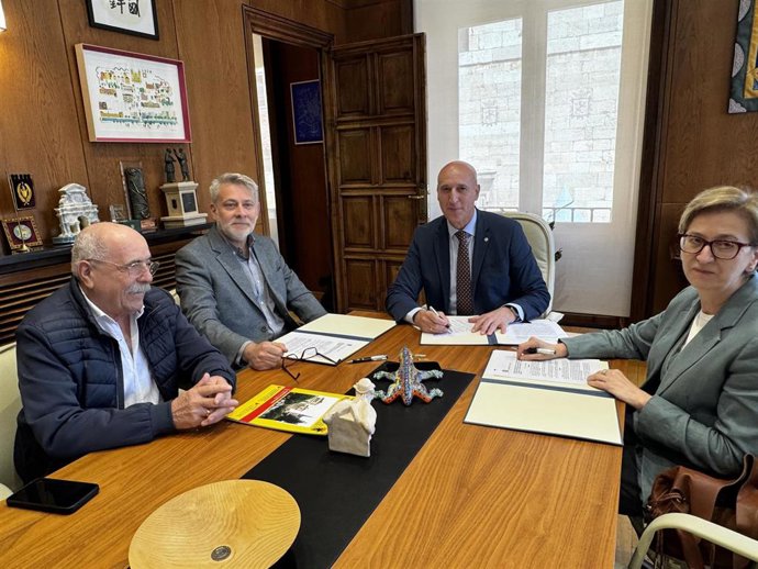 El alcalde de León, José Antonio Diez (centro derecha), y el presidente de la Federación de Vecinos Rey Ordoño, Javier García Argüello (a su izquierda), han formado un convenio por el que el Consistorio destina 27.000 euros a la entidad.