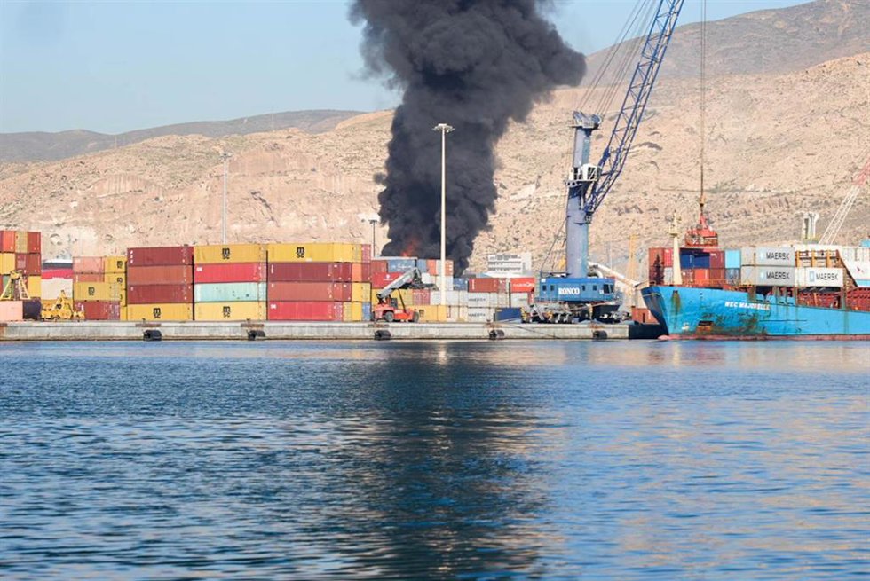 Incendio declarado en una zona de contenedores del Muelle de Pechina del Puerto de Almería.