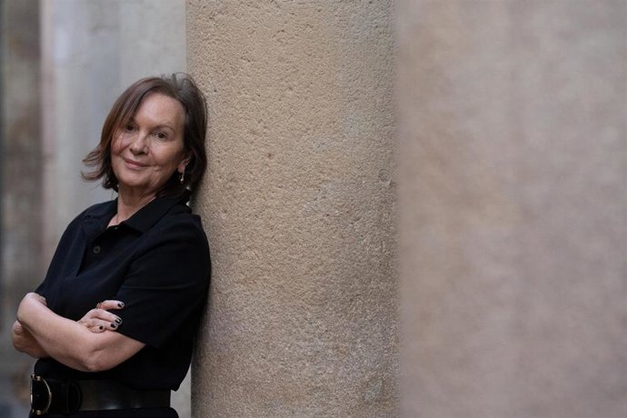 Archivo - La escritora Clara Sánchez posa para Europa Press, en la plaza de Sant Josep, a 27 de octubre de 2023, en Barcelona, Catalunya (España). 