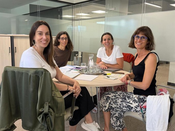 Reunión entre la directora general de Conciliación e Igualdad, Margalida Darder, y representantes de Famoib.