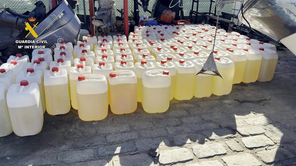Parte de las garrafas de gasolinas intervenidas en operativos de Huelva y Murcia.