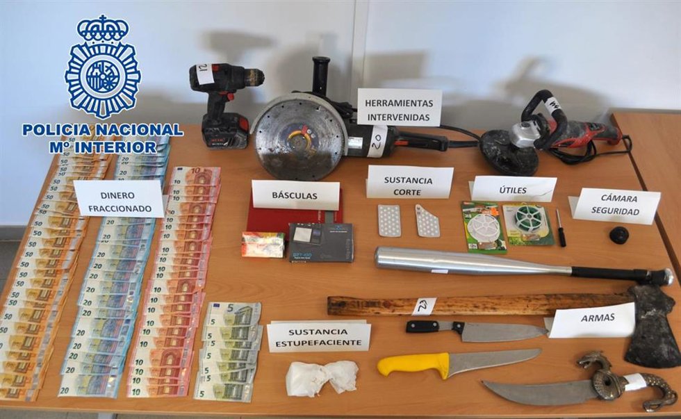 La Policía Nacional detiene a tres personas y desarticula dos puntos de venta de droga en Hellín (Albacete)