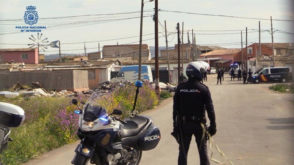 Archivo - Agente de la Policía Nacional en el poblado de Son Banya.
