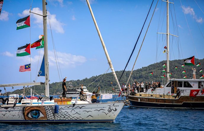 14 de maio de 2026, Marmaris, Turquia: MARMARIS, Turquia — Ativistas, jornalistas, profissionais da área médica e participantes internacionais reúnem-se a bordo de barcos e veleiros durante a partida da missão da Frota Global Sumud de Marmaris, na Turquia
