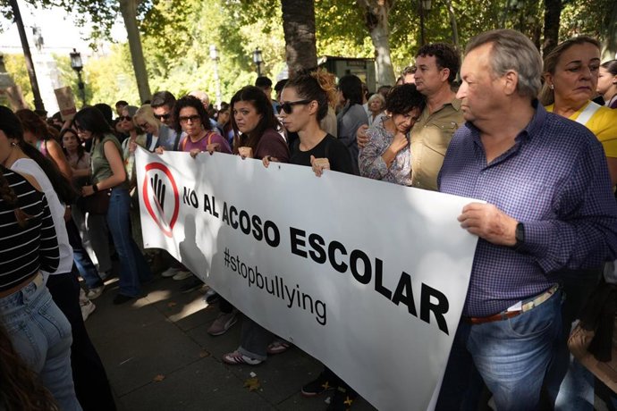 Archivo - Los padres de Sandra Peña en una manifestación contra el acoso escolar. Imagen de archivo.
