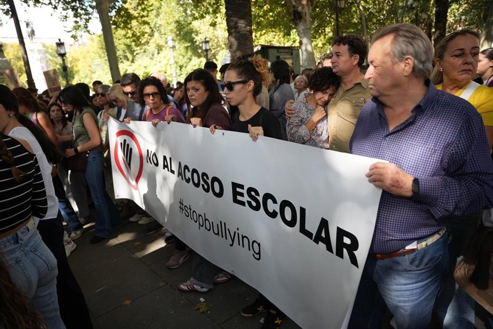 Archivo - Los padres de Sandra Peña en una manifestación contra el acoso escolar. Imagen de archivo.