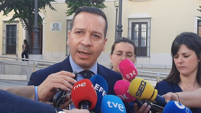 El vicepresidente de la Junta y consejero de Desregulación, Servicios Sociales y Familia, Óscar Fernández, atiende a los medios de comunicaicón