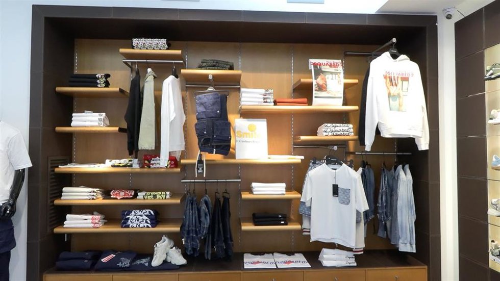 Archivo - Expositor en una tienda de ropa.-ARCHIVO