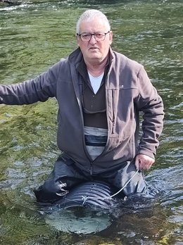 El pescador Miguel Corral Gonzalez, con el 'campanu' del Narcea