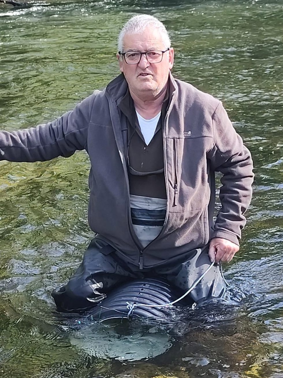 El pescador Miguel Corral Gonzalez, con el 'campanu' del Narcea