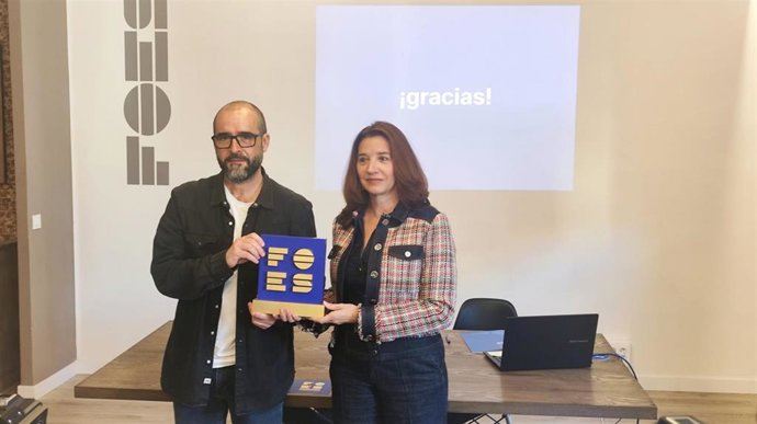 El diseñador de la nueva imagen de los Premios Empresariales de Soria, Alfonso Pérez Plaza, y la directora general de FOES, María Ángeles Fernández Vicente.