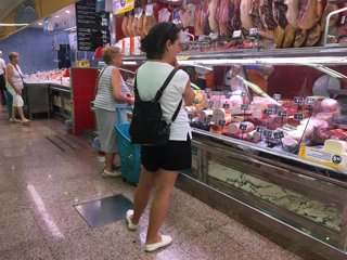 Archivo - Mujeres en un supermercado haciendo la compra