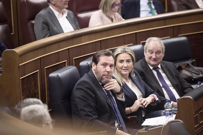 El ministro de Transportes, Óscar Puente, la ministra de Educación, Milagros Tolón, y el ministro de Idustria y Turismo, Jordi Hereu, durante una sesión plenaria en el Congreso, a 22 de abril de 2026, en Madrid (España). El pleno del Congreso debate sobre