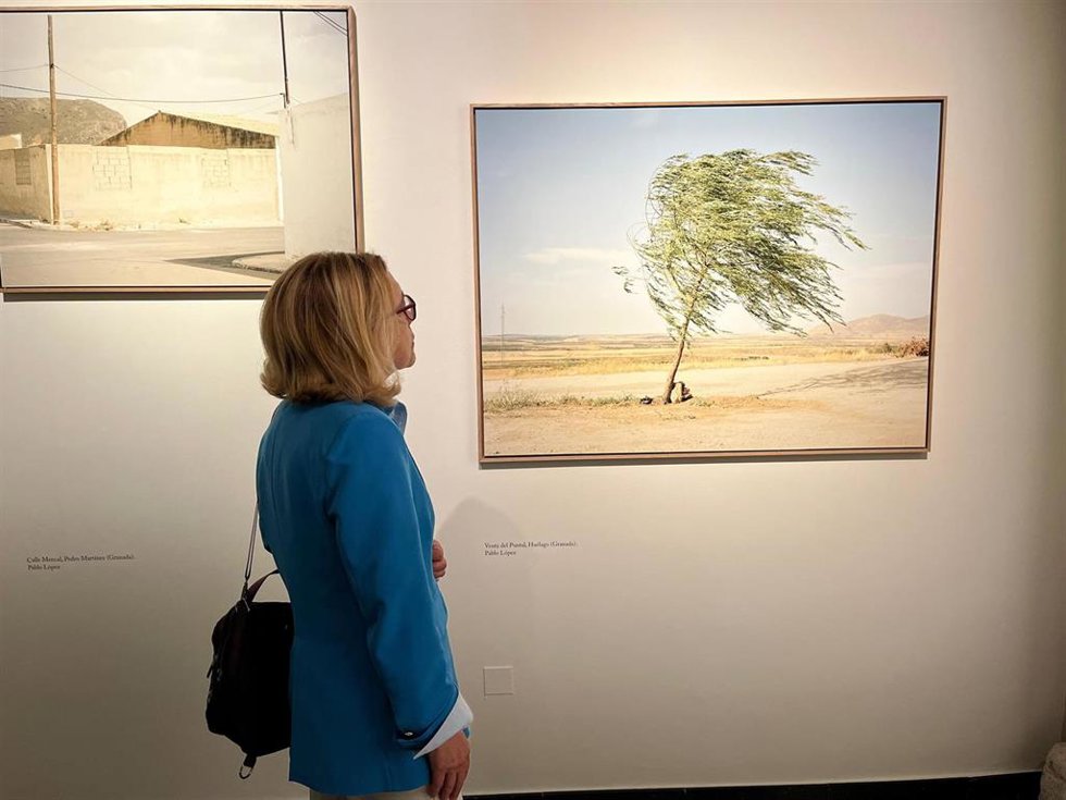 Archivo - Una visitante contempla una de las obras de la exposición 'Misión Andalucía' en el Centro Andaluz de la Fotografía de Almería.