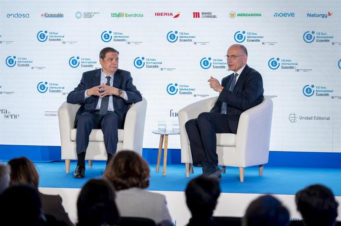 El Ministro de Agricultura, Pesca y Alimentación, Luis Planas, y el x primer ministro de Italia y decano de IE School of Politics, Economics, and Global Affairs de la IE University, Enrico Letta, durante el VII Foro Internacional Expansión