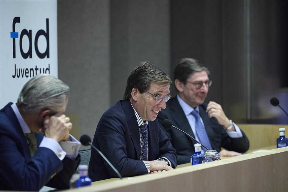 (I-D) El presidente de Europa Press, Asís Martín de Cabiedes, el alcalde de Madrid, José Luis Martínez-Almeida, y el presidente de Fad Juventud, José Ignacio Goirigolzarri, durante el acto de lanzamiento del 40 aniversario de Fad Juventud