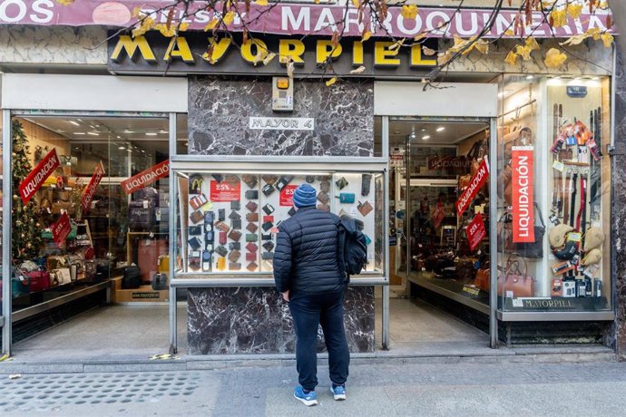 Archivo - Varias personas realizan compras.