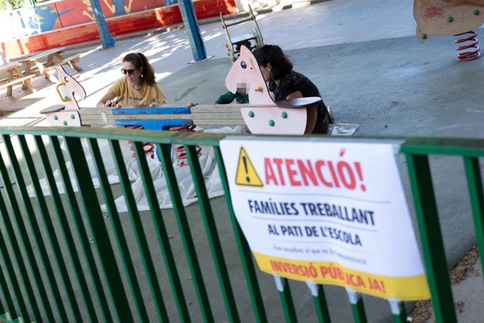 Más de 200 personas participan en la 'acampada' por la educación pública del CEIP Federico García Lorca