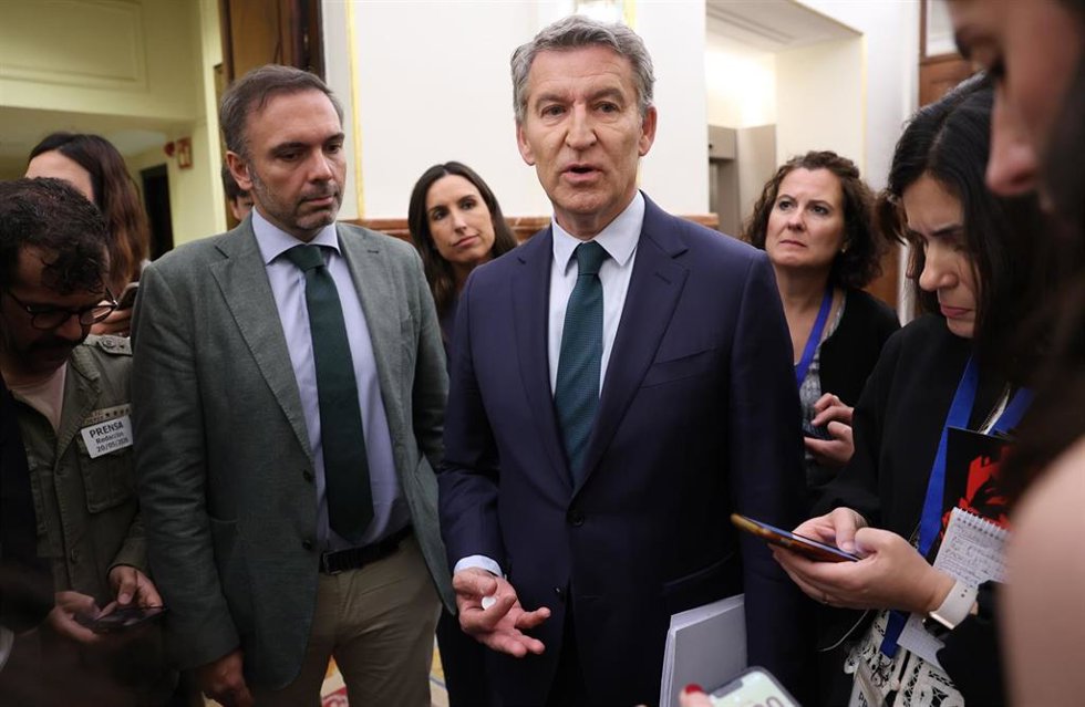 El presidente del Partido Popular, Alberto Núñez Feijóo, a su salida de una sesión de control al Gobierno, en el Congreso de los Diputados, a 20 de mayo de 2026, en Madrid (España).