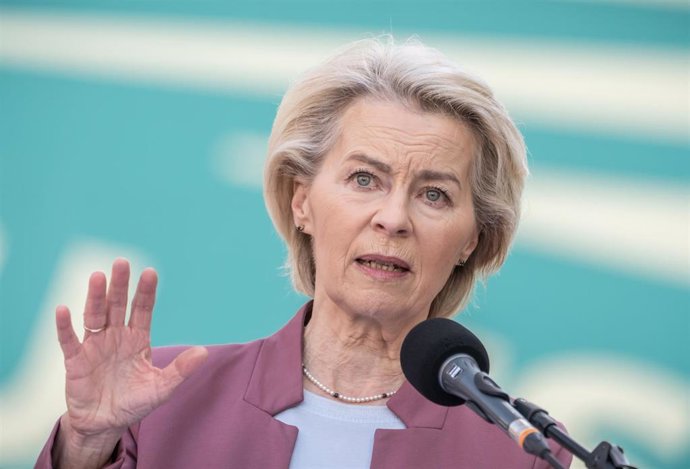 Ursula von der Leyen, presidenta de la Comisión Europea, habla antes del inicio de la reunión de dos días del comité ejecutivo del grupo parlamentario.
