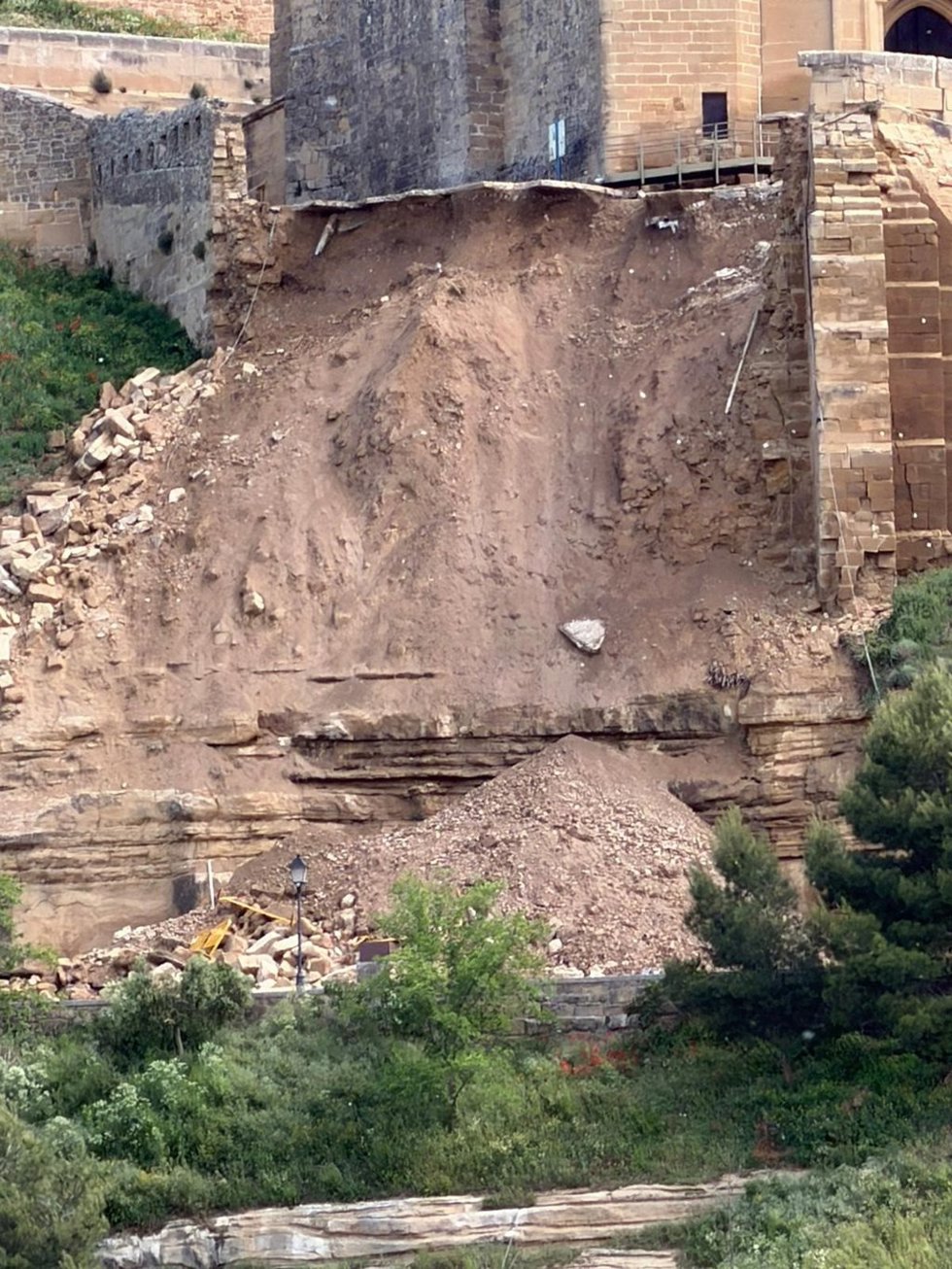 Técnicos desplazados a San Vicente de la Sonsierra valoran los daños tras un desprendimiento en el castillo