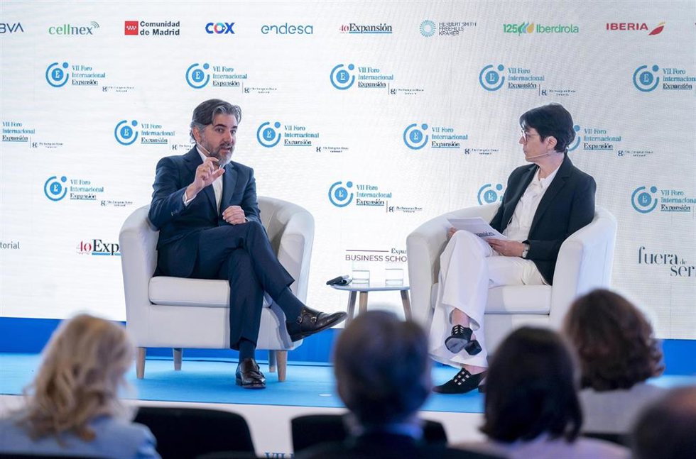 La periodista de Expansión Mayte A. Ayuso, entrevistando a al consejero delegado de Santander España, Ignacio Juliá, durante la segunda jornada del VII Foro Internacional Expansión, en el Parador de Alcalá de Henares, a 20 de mayo de 2025, en Alcalá de He