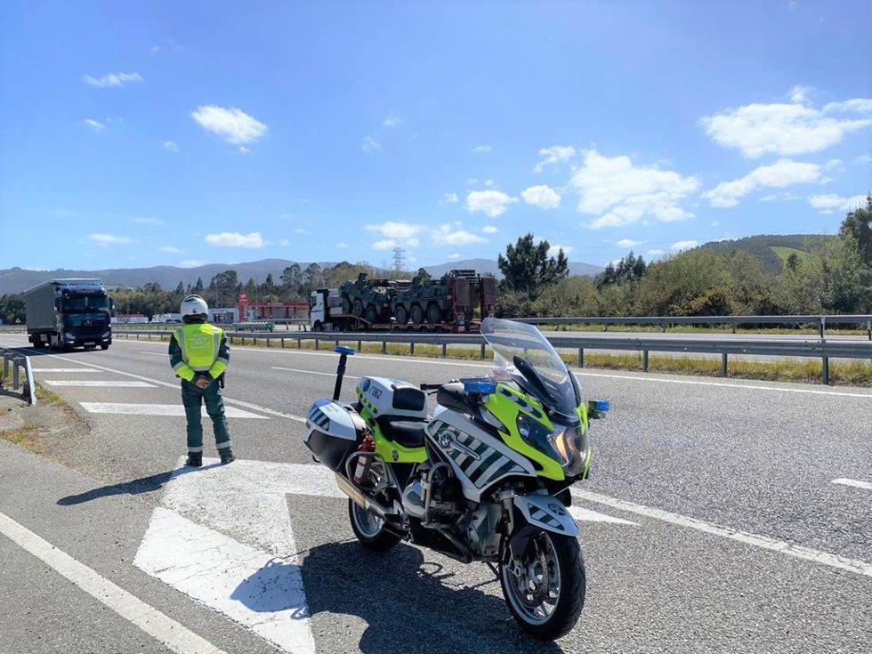 Agente de la Guardia Civil vigilando la autovía Oviedo-Serín